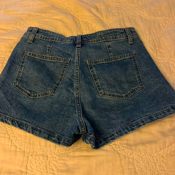 Universal Threads Co. Shorts - Picture 2 of 3